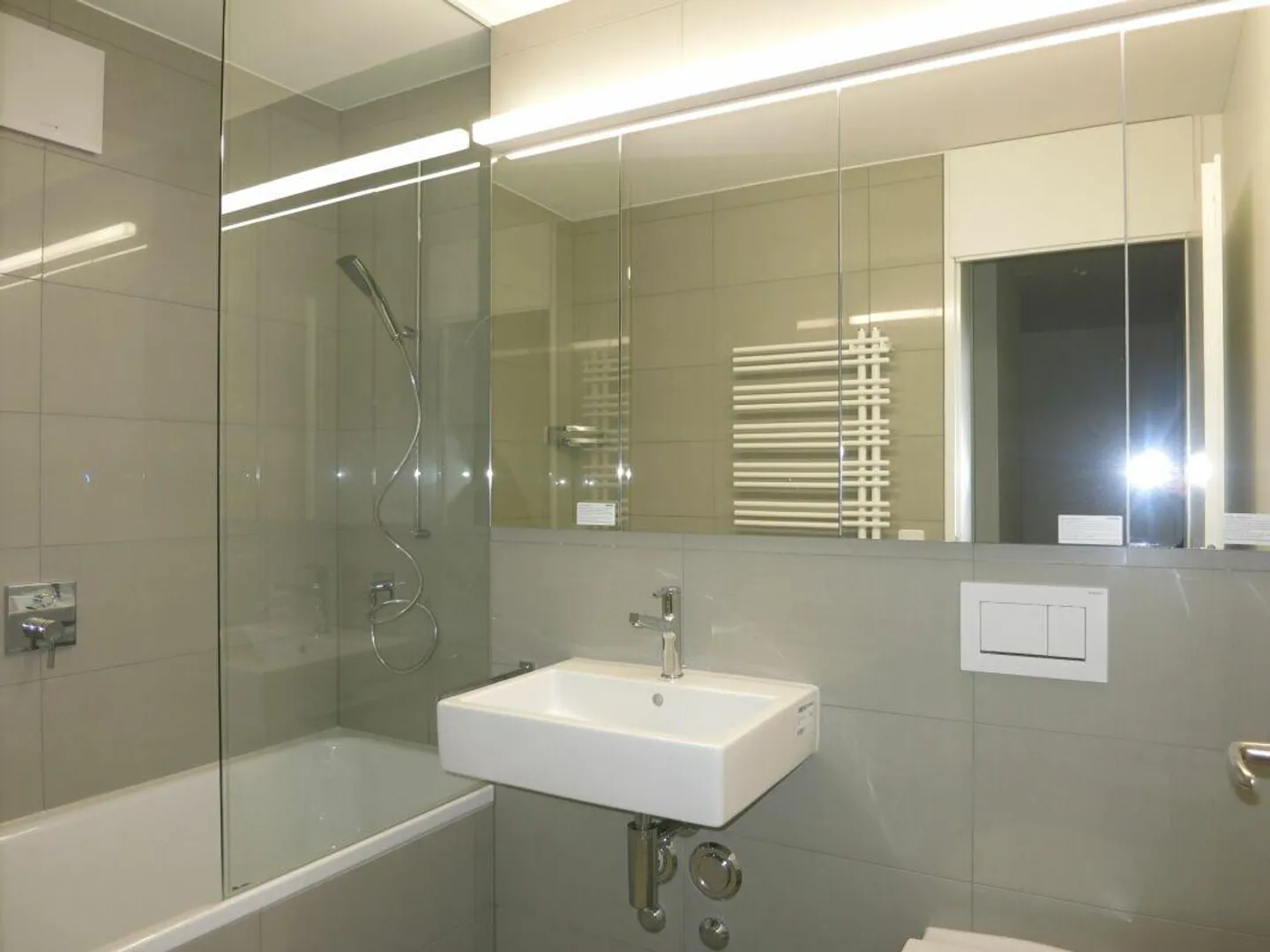 Appartement moderne de 3,5 pièces dans un emplacement central - Photo 3 sur 8