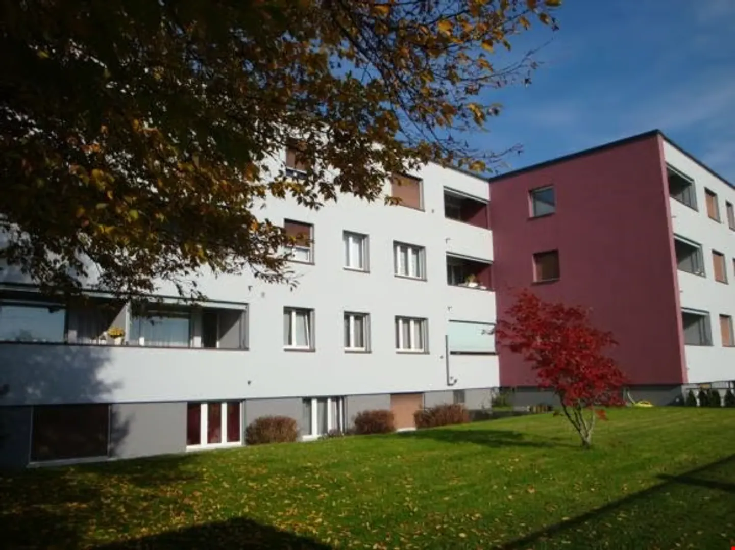 Bella appartamento di 3 stanze con balcone a Rüfenacht BE - Foto 1 di 12
