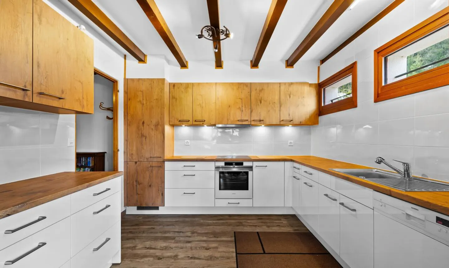 Exklusiv: Wunderschönes, kürzlich renoviertes Chalet mit 5 Schlafzimmern - Foto 2 von 11