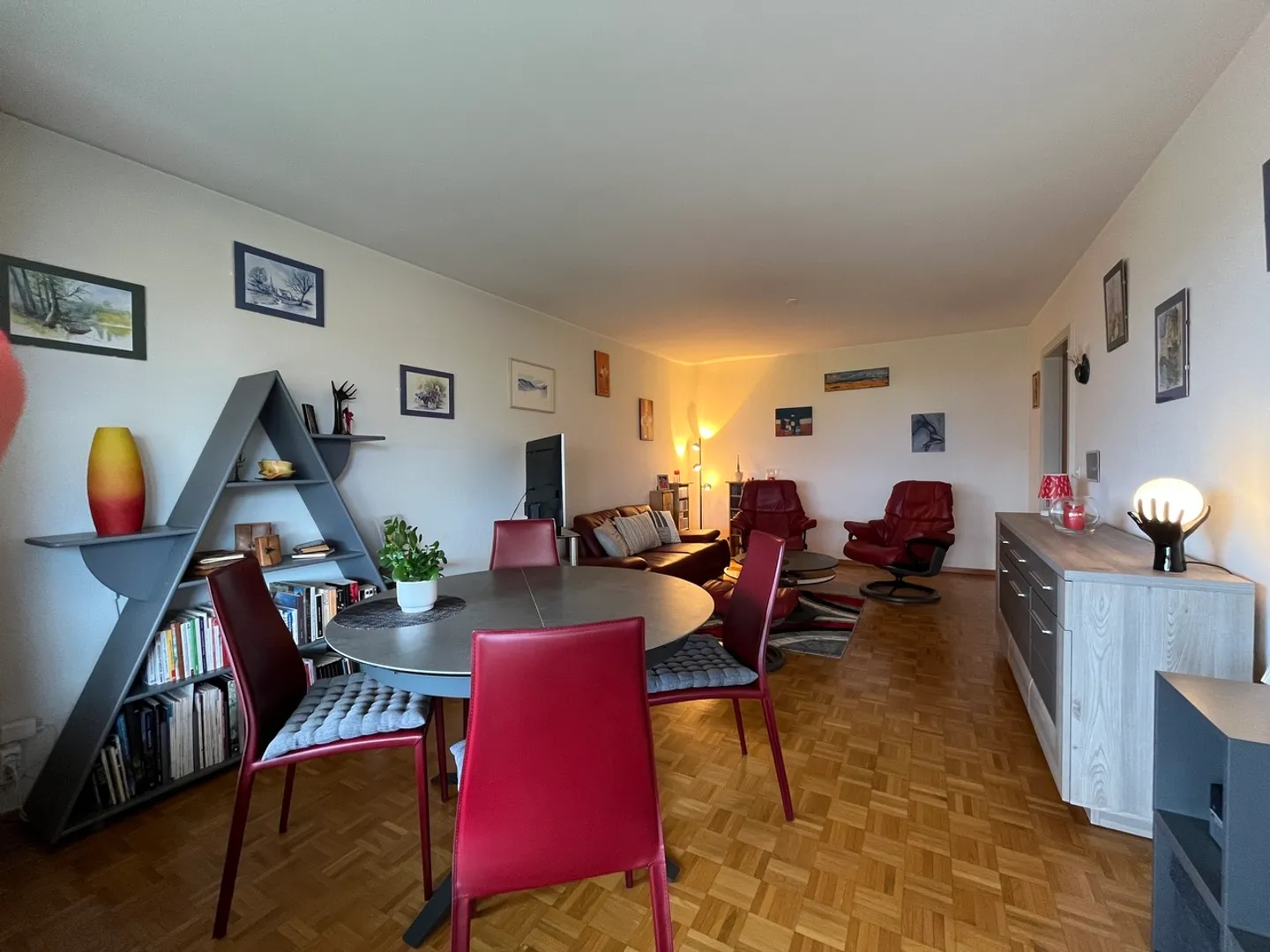 Spacious 2.5 rooms under partial renovation - Photo 2 of 5