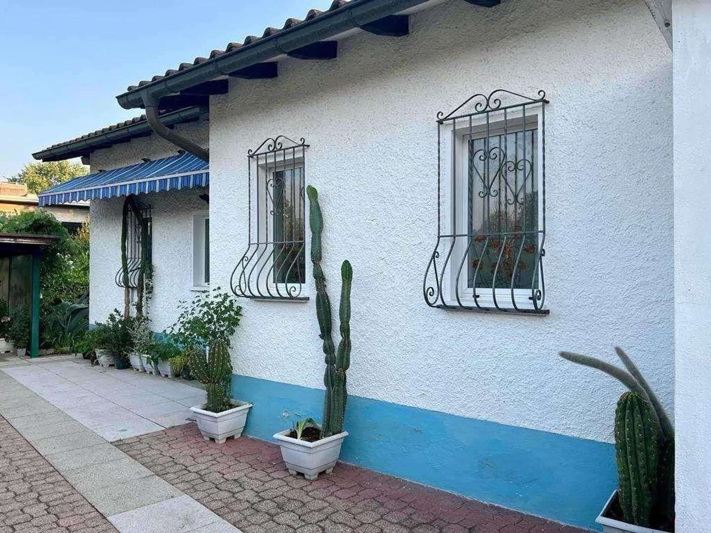 SINGLE VILLA WITH GARDEN TO RENOVATE - Photo 1 of 12