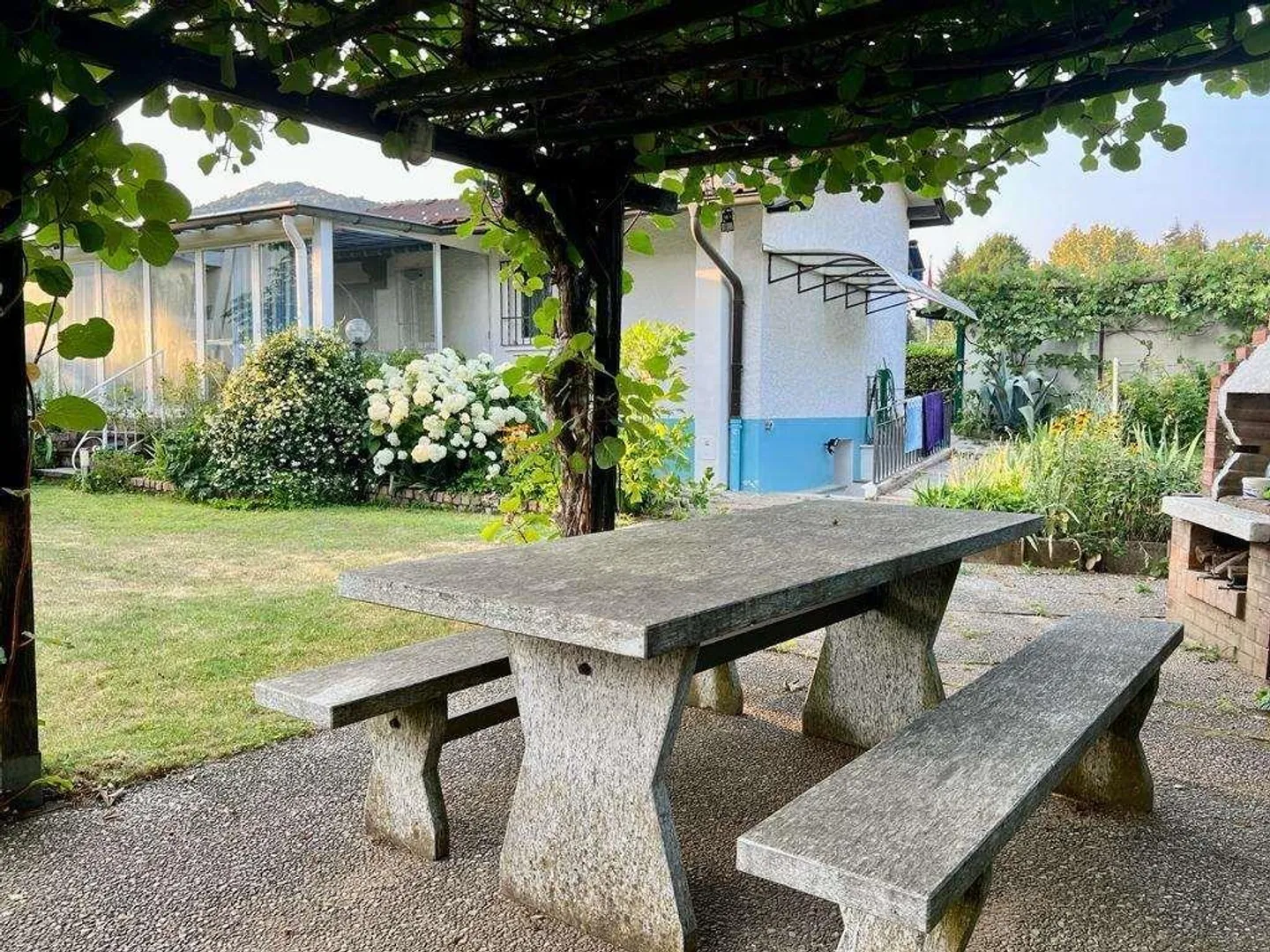SINGLE VILLA WITH GARDEN TO RENOVATE - Photo 2 of 12