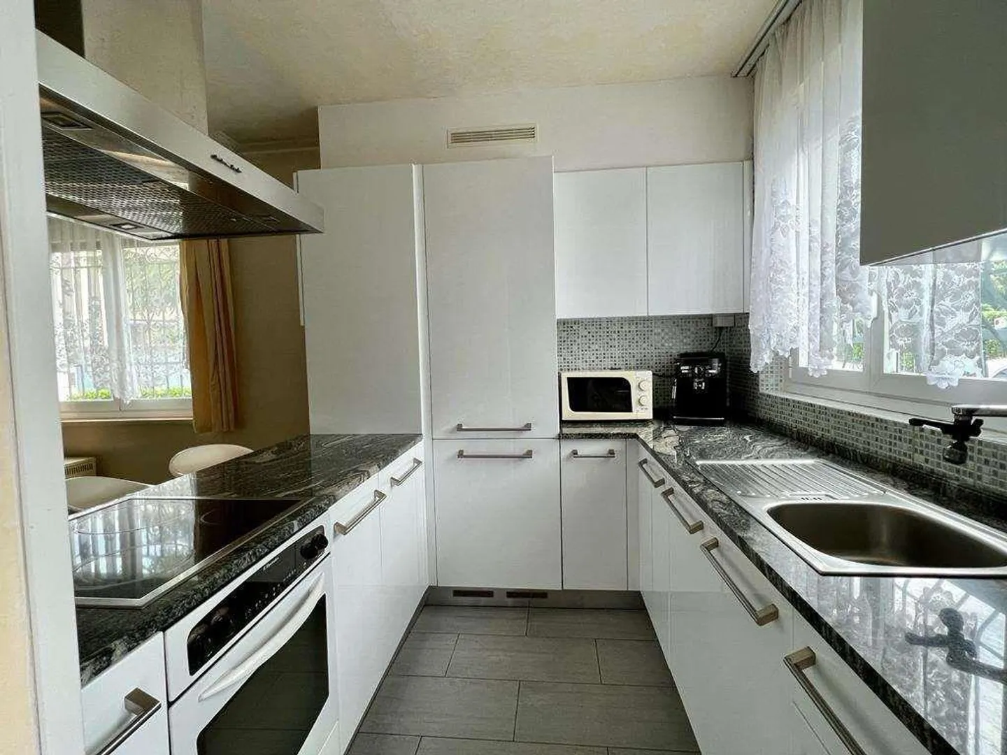 SINGLE VILLA WITH GARDEN TO RENOVATE - Photo 4 of 12
