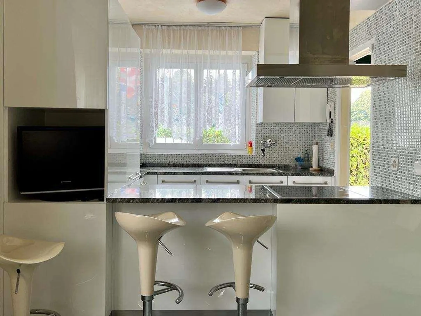 SINGLE VILLA WITH GARDEN TO RENOVATE - Photo 5 of 12