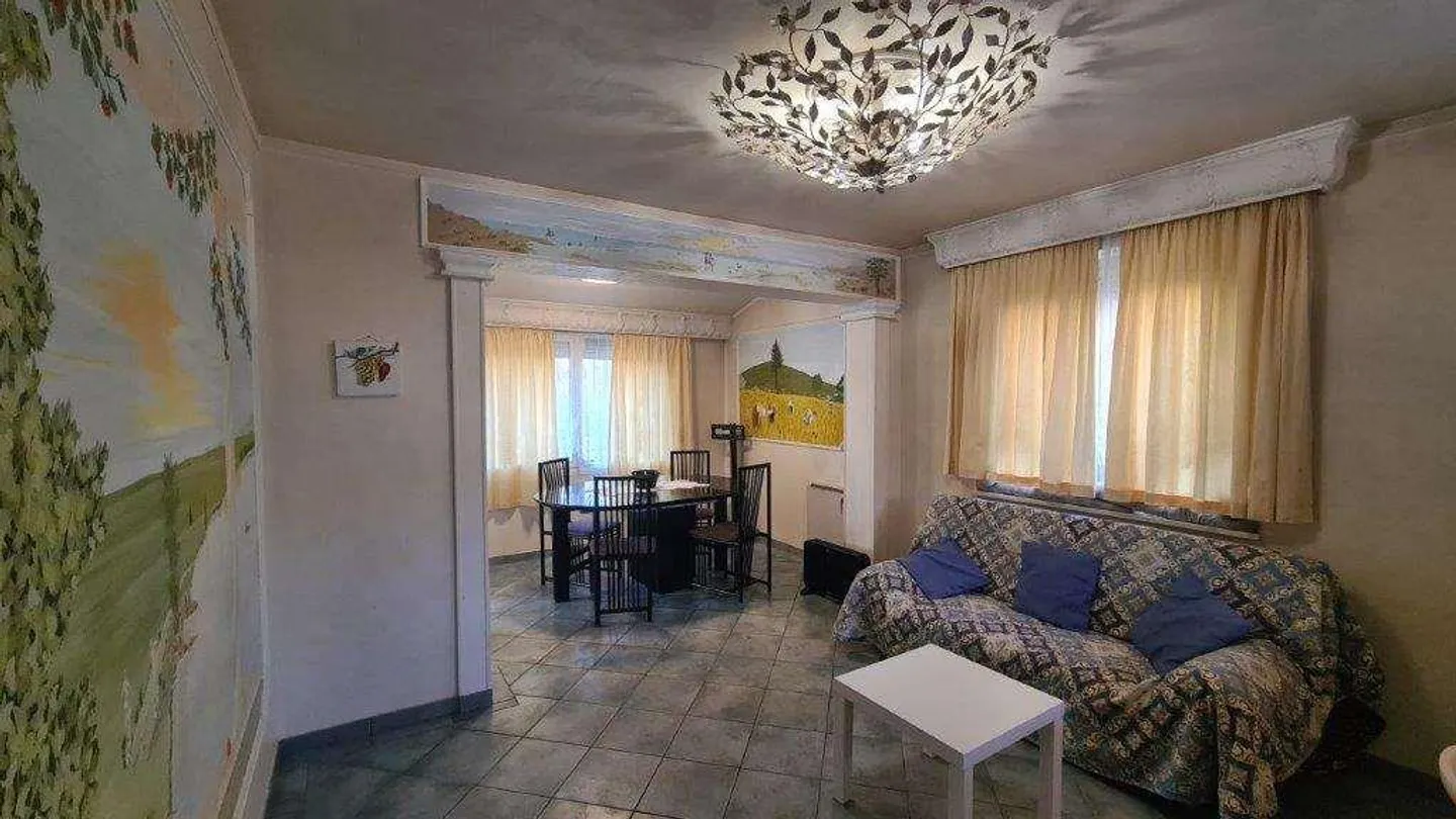 SINGLE VILLA WITH GARDEN TO RENOVATE - Photo 7 of 12