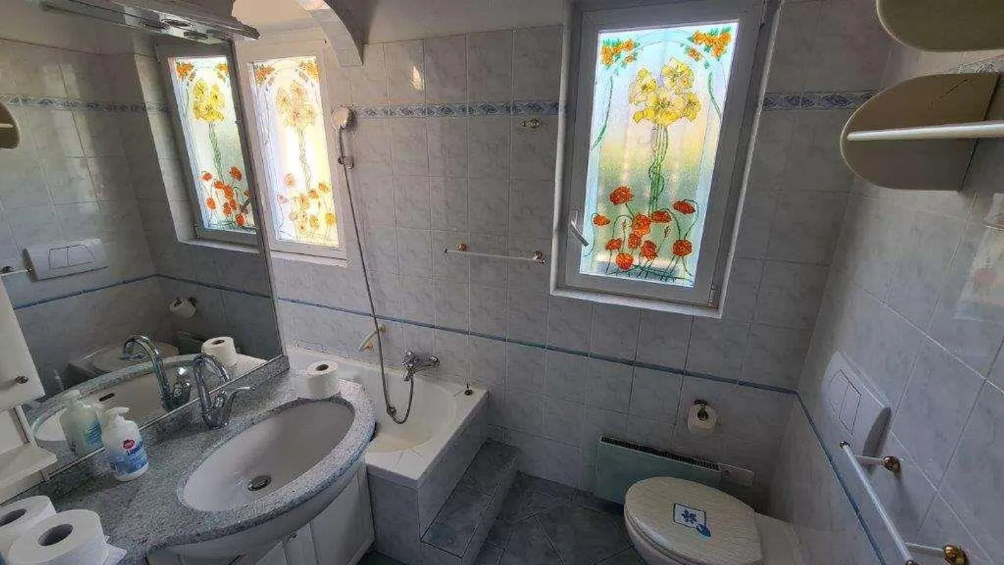 SINGLE VILLA WITH GARDEN TO RENOVATE - Photo 9 of 12