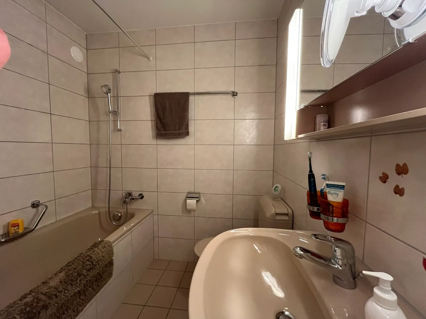 Spacious 2.5 rooms under partial renovation - Photo 5 of 5