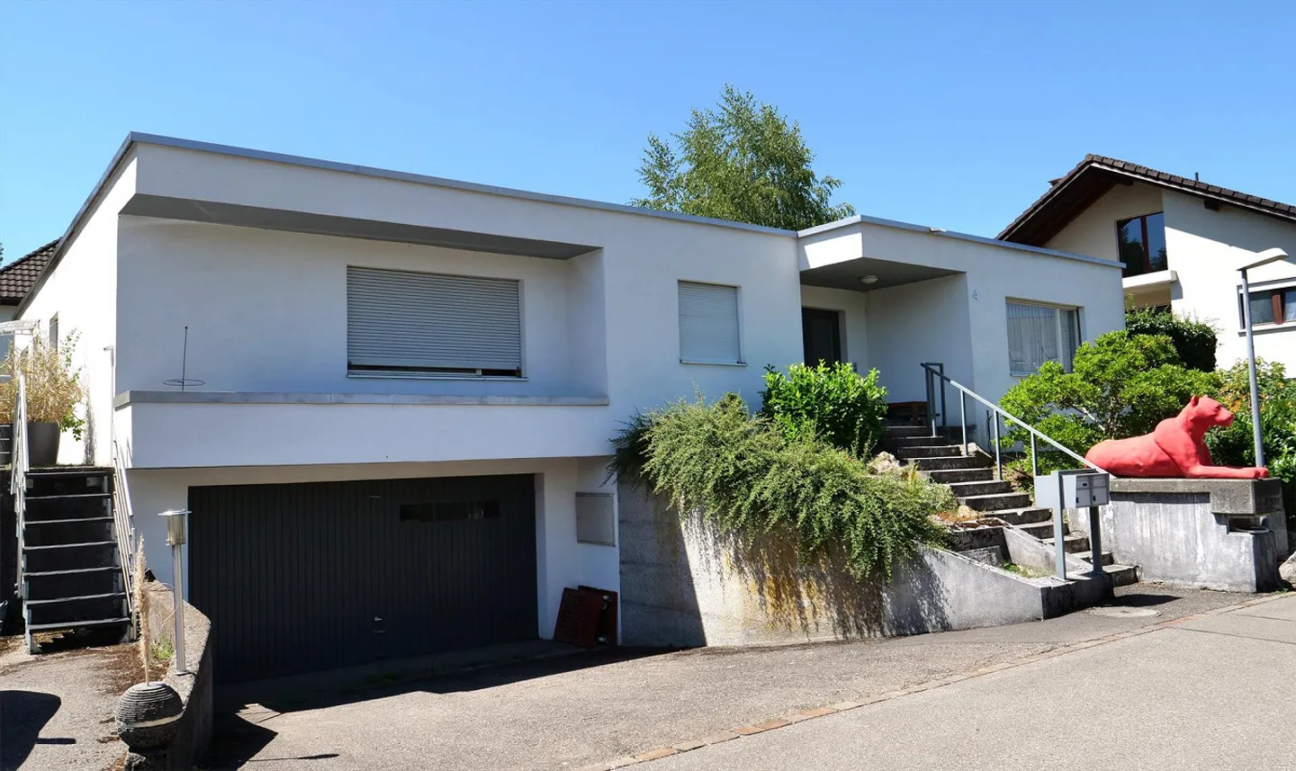 7 1/2 Zimmer Einfamilienhaus mit viel Ausbaupotenzial - Foto 1 di 5