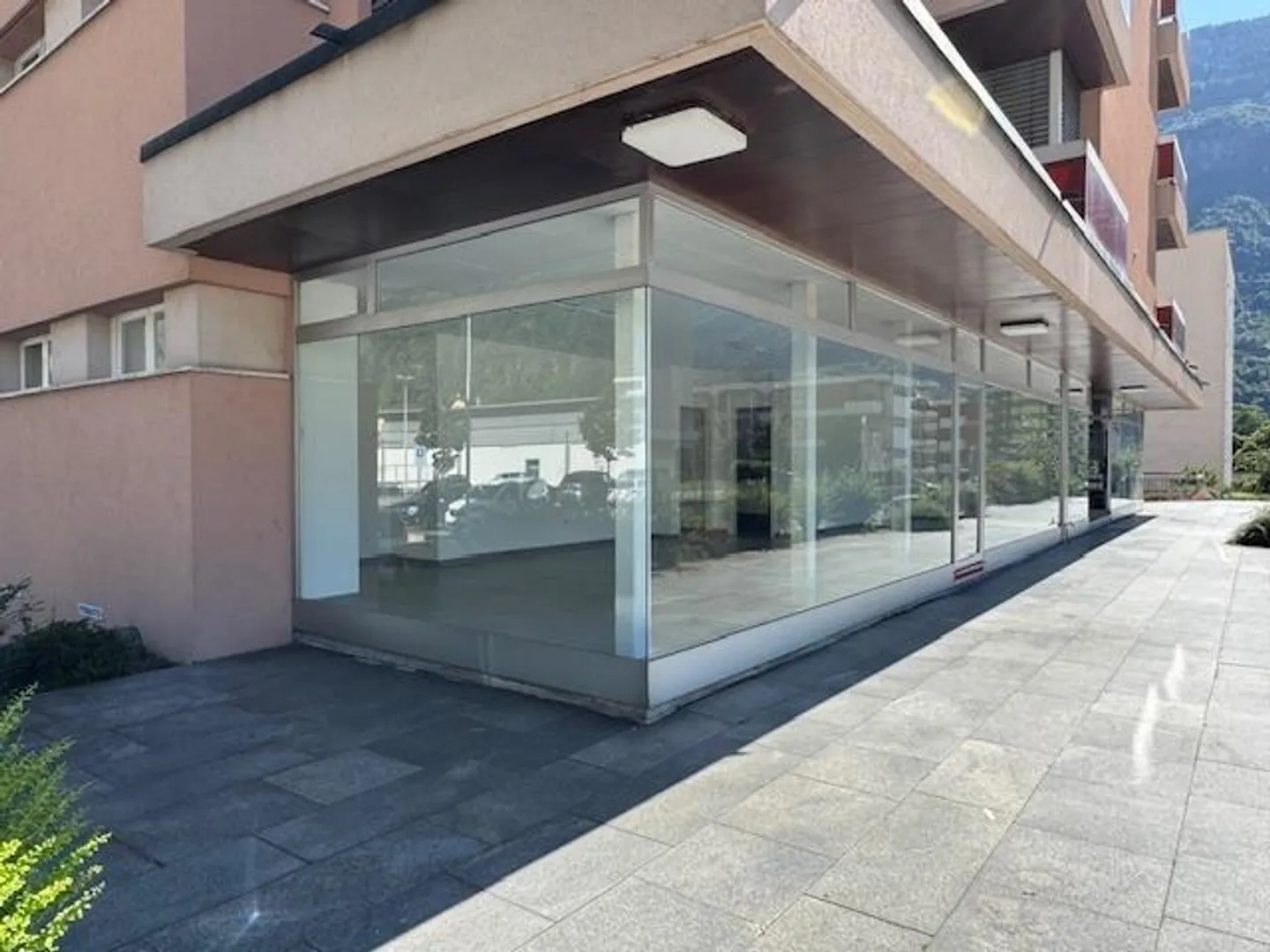 BIASCA - GEWERBLICHER RAUM MQ 60 - GROSSES FENSTER - Foto 1 von 8