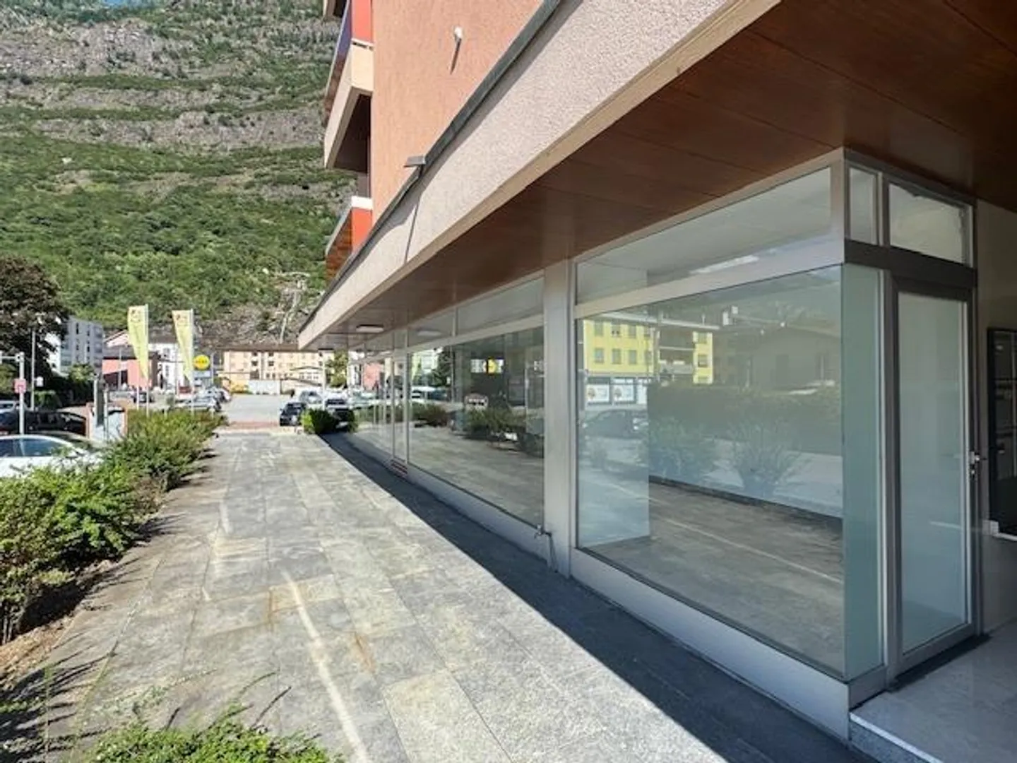 BIASCA - GEWERBLICHER RAUM MQ 60 - GROSSES FENSTER - Foto 2 von 8