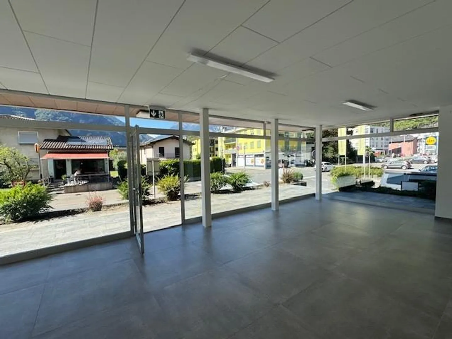 BIASCA - GEWERBLICHER RAUM MQ 60 - GROSSES FENSTER - Foto 3 von 8