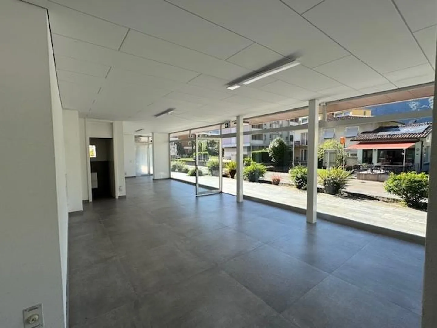 BIASCA - GEWERBLICHER RAUM MQ 60 - GROSSES FENSTER - Foto 4 von 8