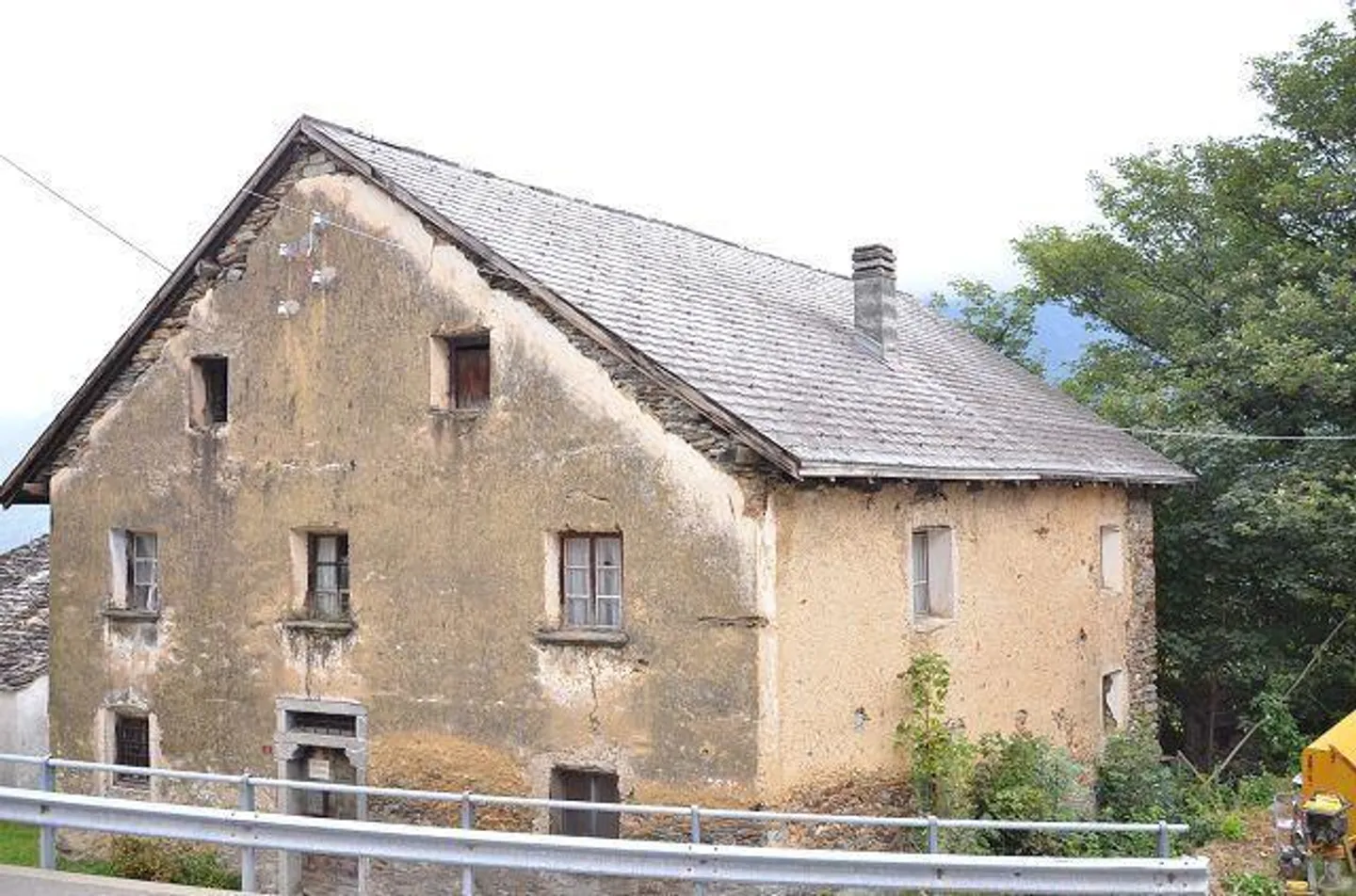 «Grande casa con giardino, stalla e rustico da ristrutturare in una posizione molto soleggiata, tranquilla con bellissima vista» - Foto 1 di 43