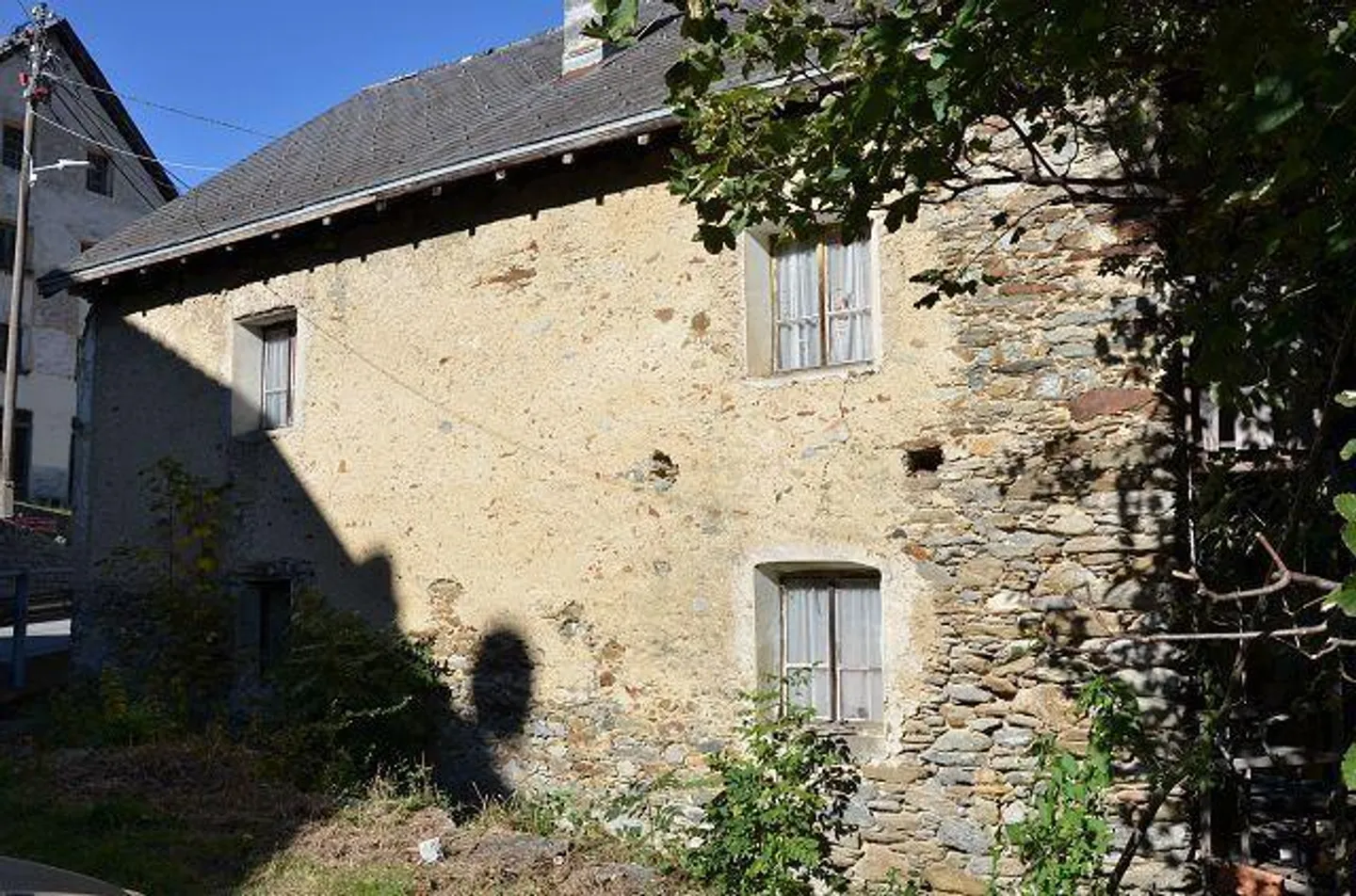 «Grande casa con giardino, stalla e rustico da ristrutturare in una posizione molto soleggiata, tranquilla con bellissima vista» - Foto 2 di 43