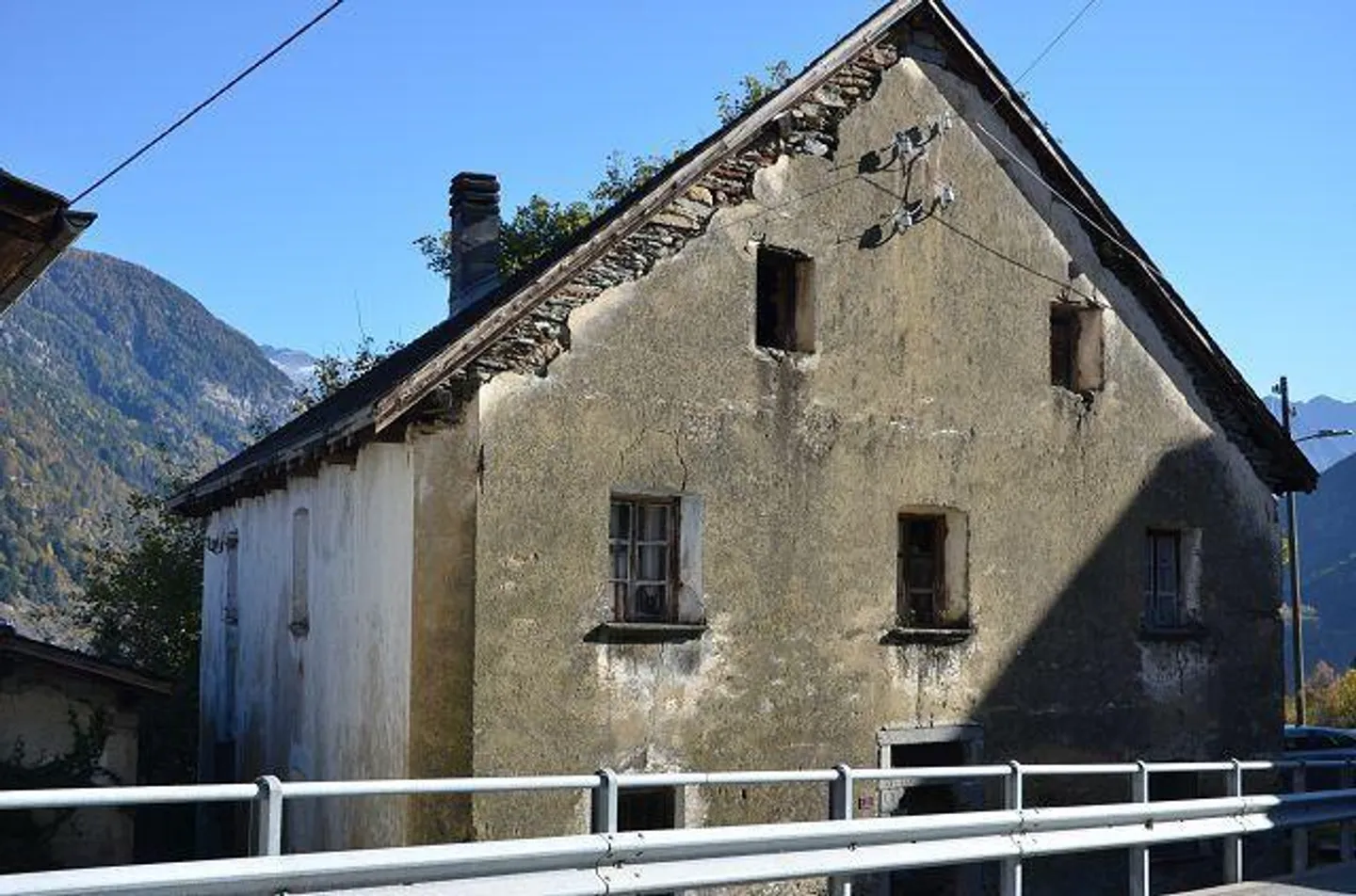 «Grande casa con giardino, stalla e rustico da ristrutturare in una posizione molto soleggiata, tranquilla con bellissima vista» - Foto 3 di 43