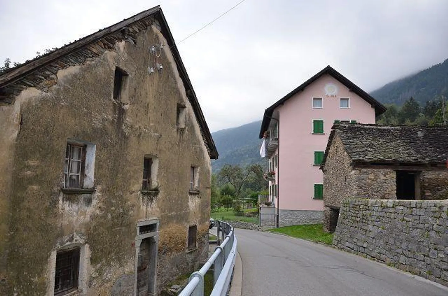 «Grande casa con giardino, stalla e rustico da ristrutturare in una posizione molto soleggiata, tranquilla con bellissima vista» - Foto 4 di 43