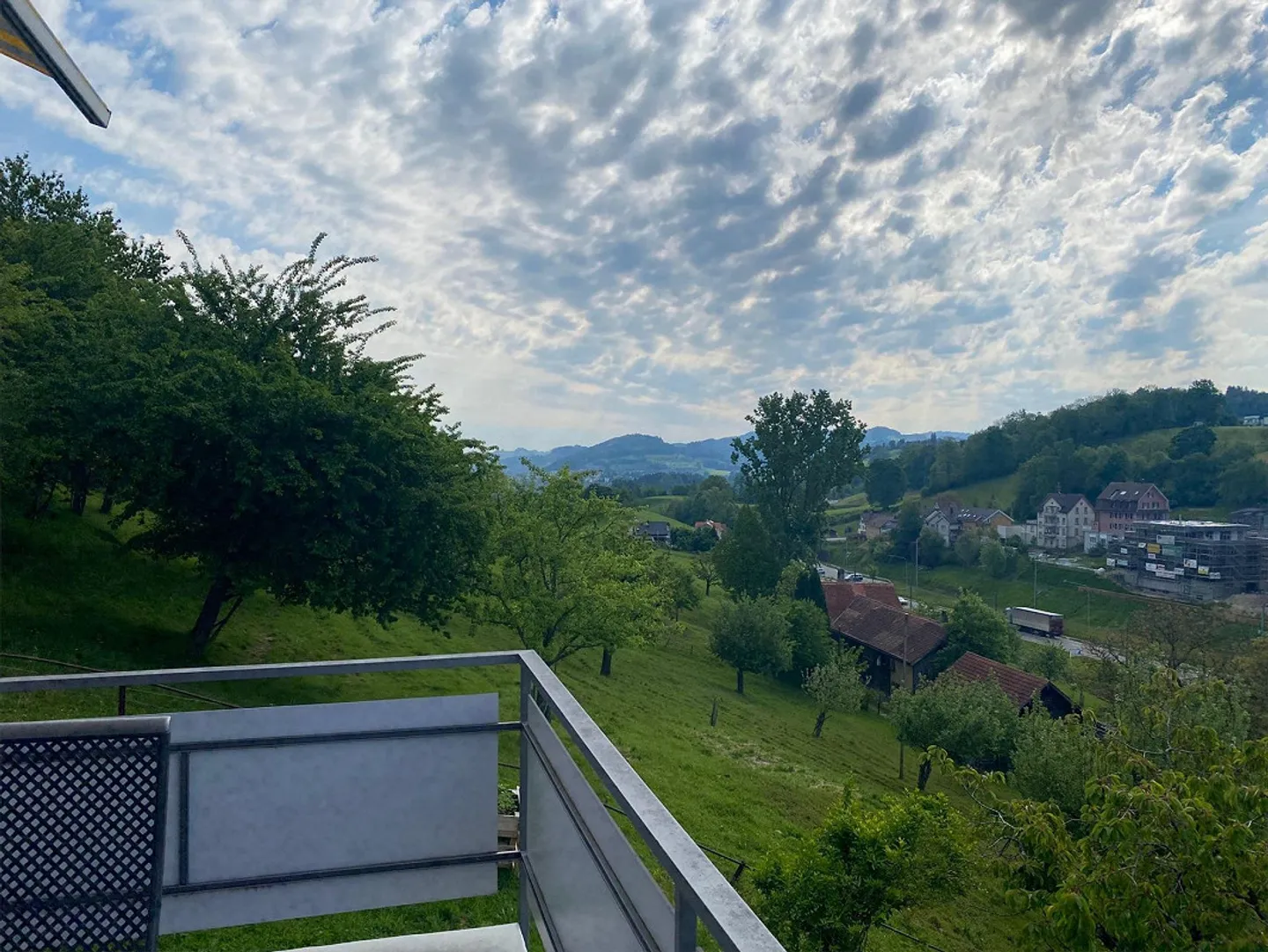 Casa a schiera angolare di 4,5 stanze, recentemente ristrutturata e luminosa con giardino - Foto 2 di 8