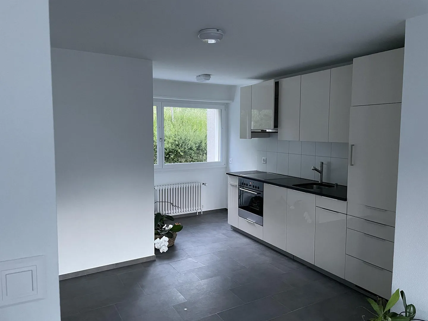 Casa a schiera angolare di 4,5 stanze, recentemente ristrutturata e luminosa con giardino - Foto 3 di 8
