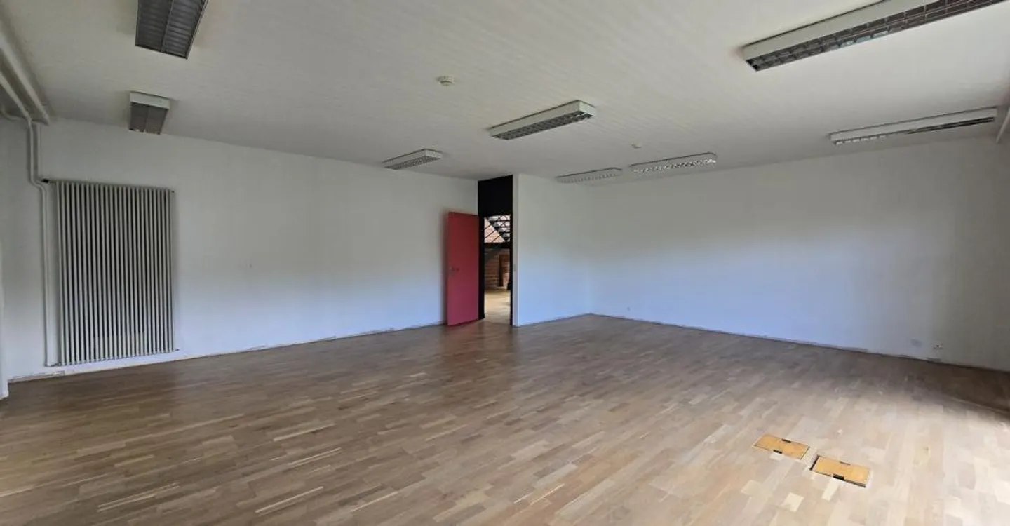 Commercial Space in Villeneuve - Photo 2 of 4