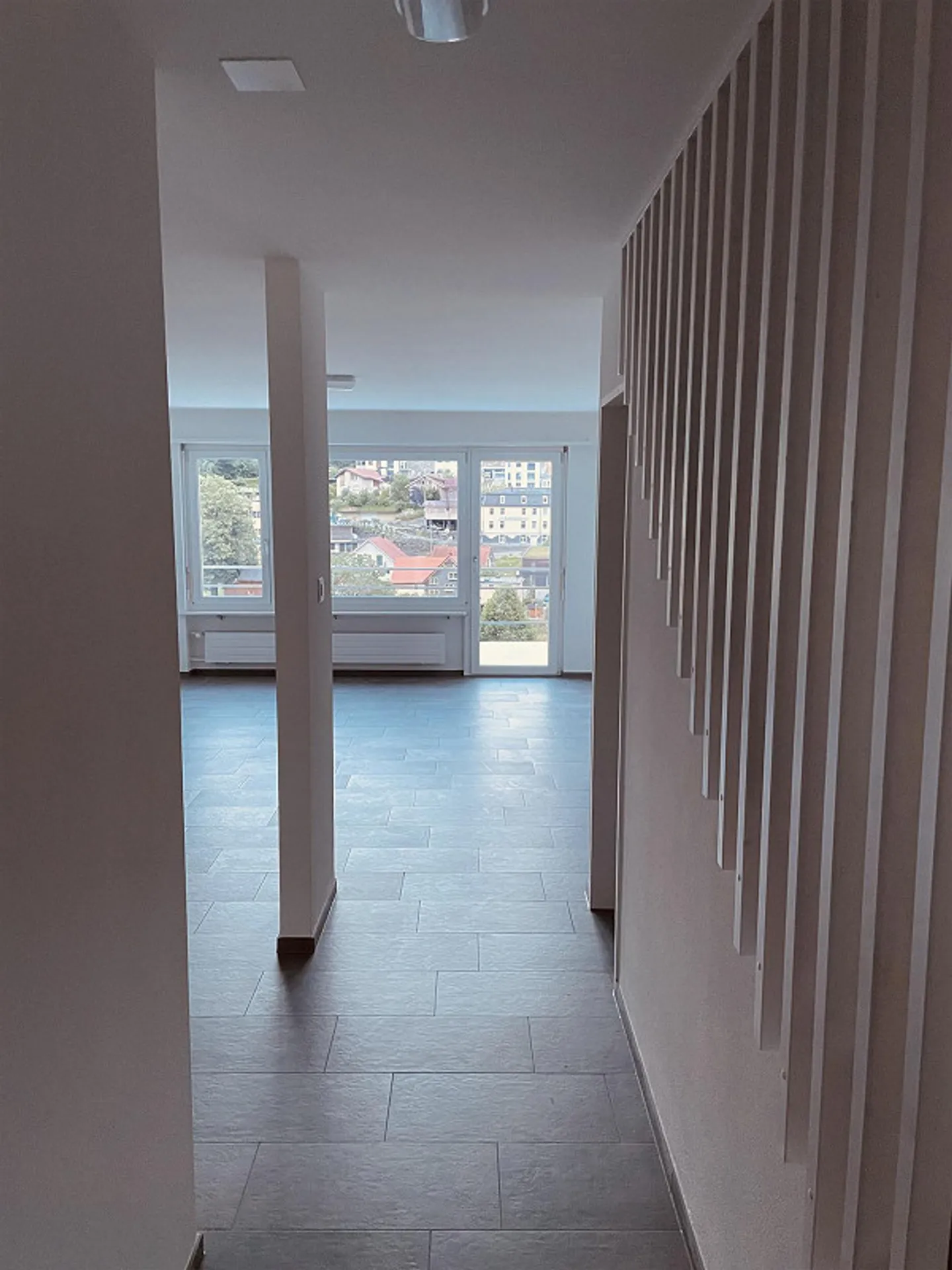 Casa a schiera angolare di 4,5 stanze, recentemente ristrutturata e luminosa con giardino - Foto 1 di 8
