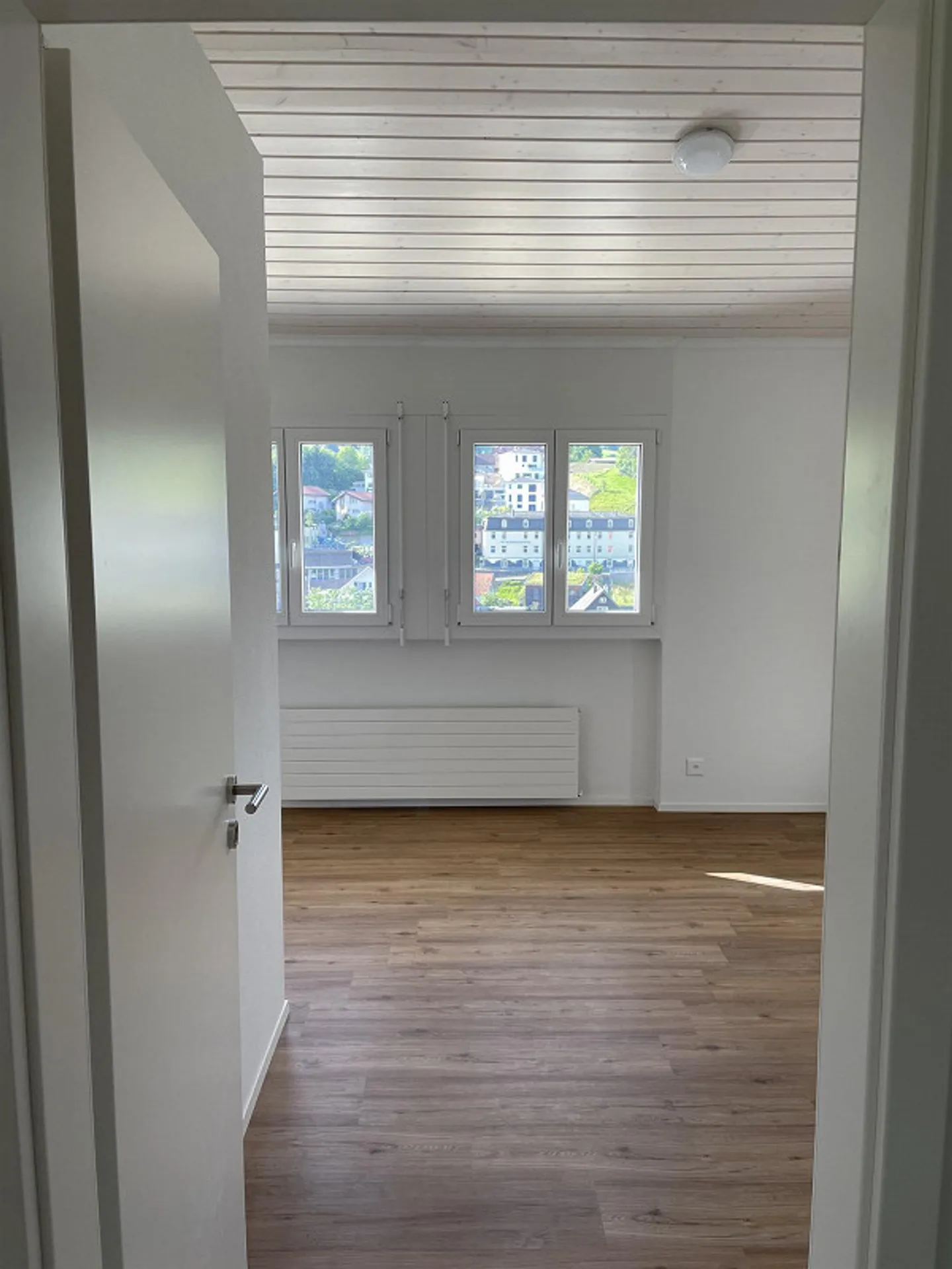 Casa a schiera angolare di 4,5 stanze, recentemente ristrutturata e luminosa con giardino - Foto 5 di 8
