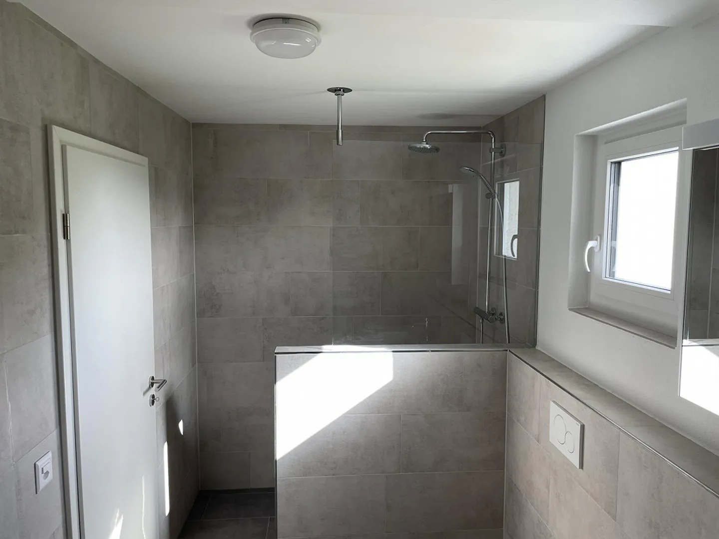 Casa a schiera angolare di 4,5 stanze, recentemente ristrutturata e luminosa con giardino - Foto 6 di 8