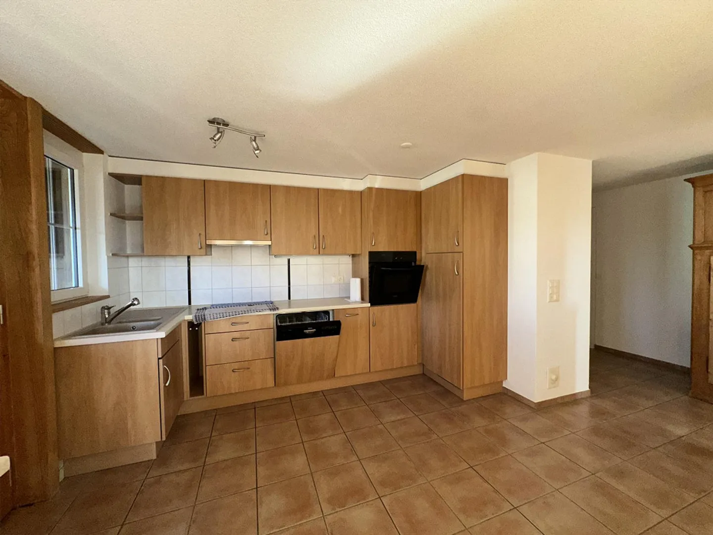 Charming 3.5-room apartment with terrace in Rapperswil/BE - Photo 3 of 12