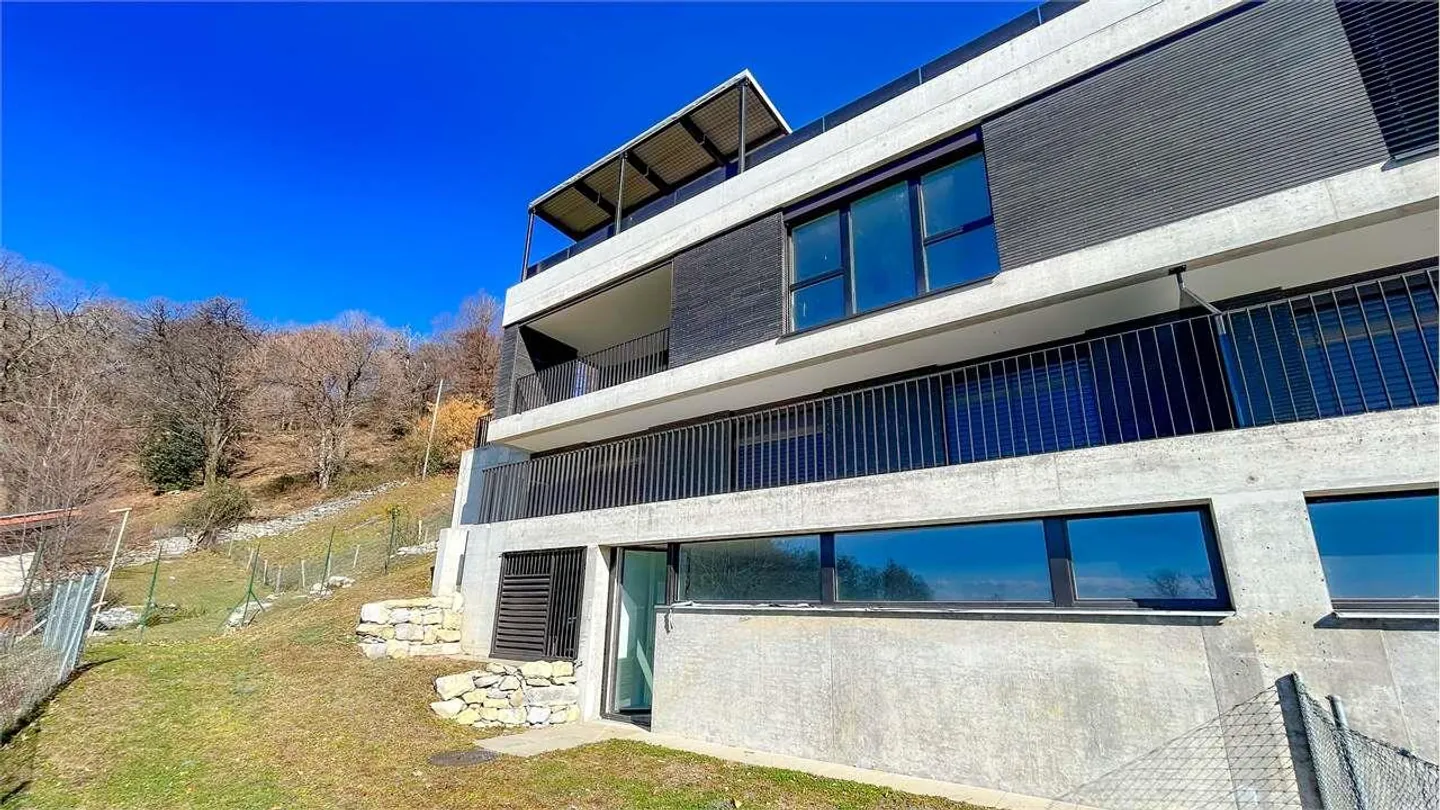 MODERNA VILLA IMMERSA NEL VERDE CON VISTA  APERTA - Foto 1 di 13