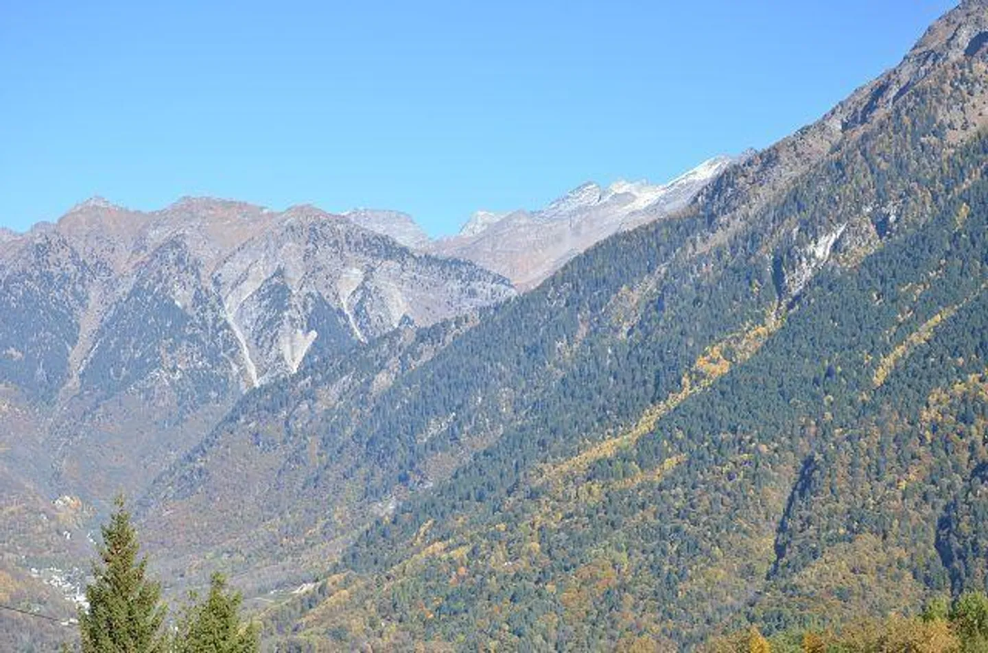 «Grande casa con giardino, stalla e rustico da ristrutturare in una posizione molto soleggiata, tranquilla con bellissima vista» - Foto 38 di 43