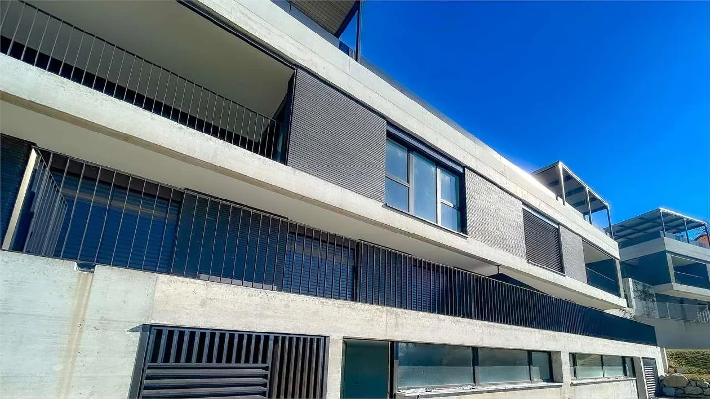 MODERNA VILLA IMMERSA NEL VERDE CON VISTA  APERTA - Foto 2 di 13