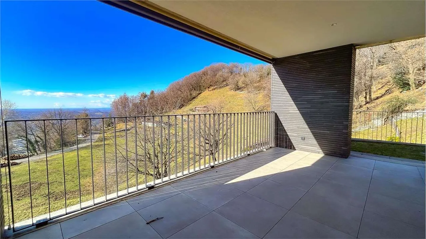 MODERNA VILLA IMMERSA NEL VERDE CON VISTA  APERTA - Foto 3 di 13