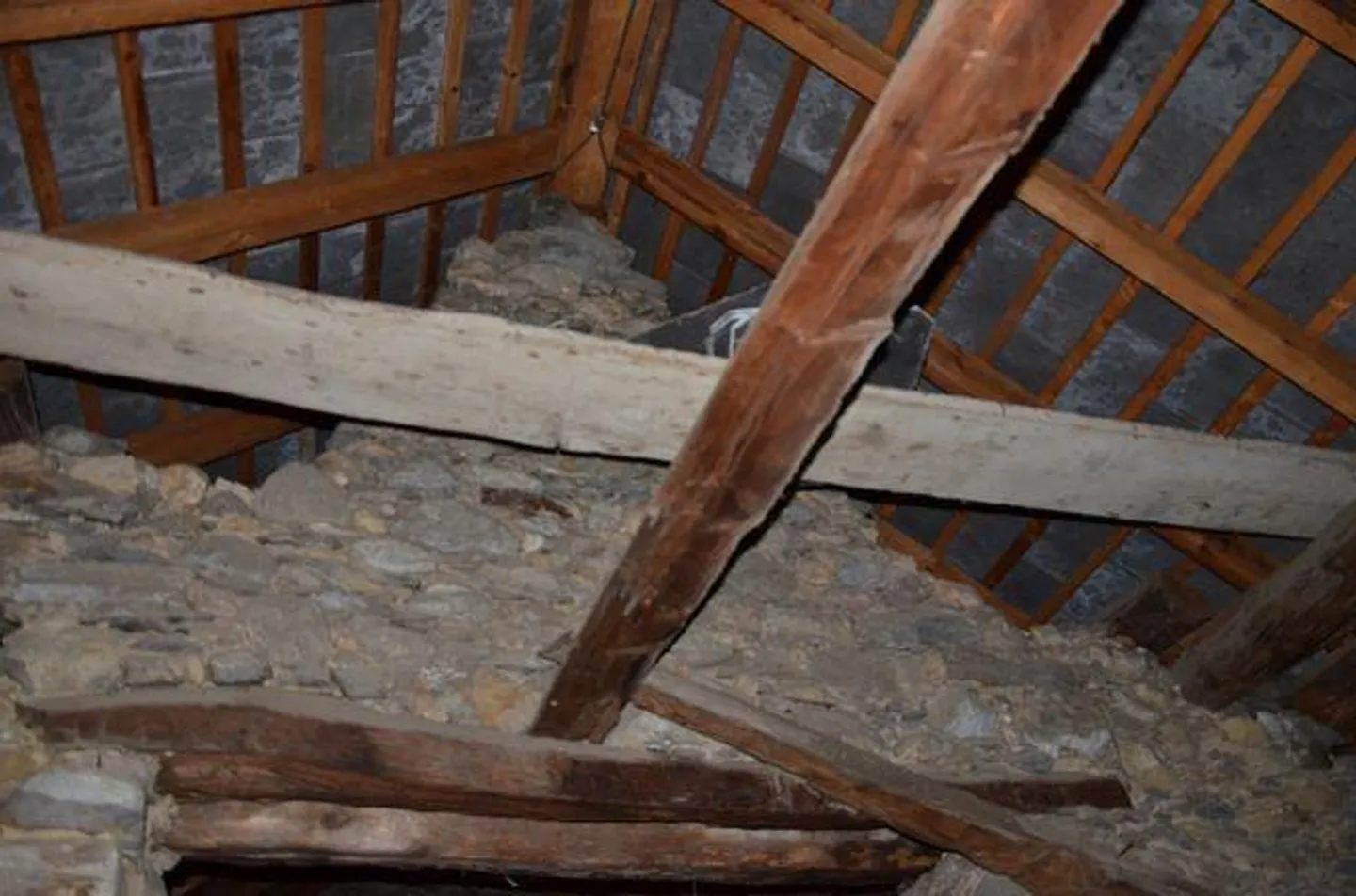 «Grande casa con giardino, stalla e rustico da ristrutturare in una posizione molto soleggiata, tranquilla con bellissima vista» - Foto 19 di 43