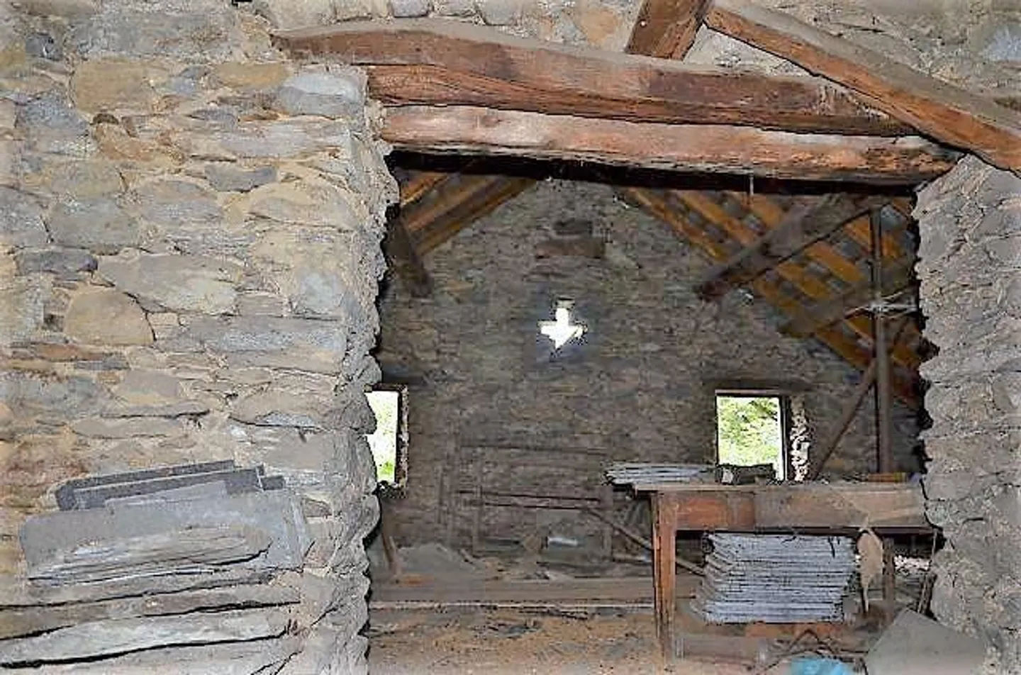 «Grande casa con giardino, stalla e rustico da ristrutturare in una posizione molto soleggiata, tranquilla con bellissima vista» - Foto 20 di 43