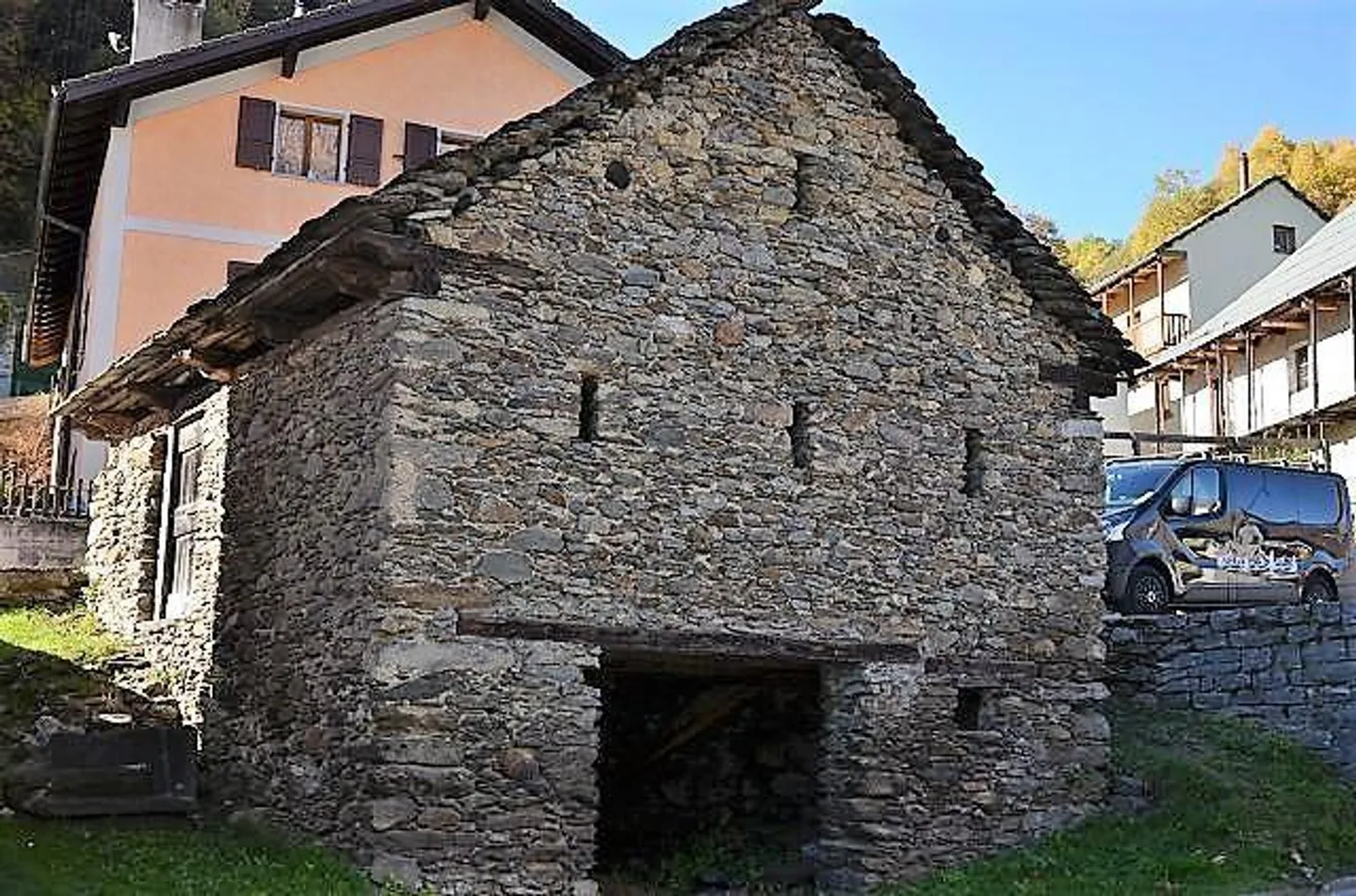 «Grande casa con giardino, stalla e rustico da ristrutturare in una posizione molto soleggiata, tranquilla con bellissima vista» - Foto 23 di 43