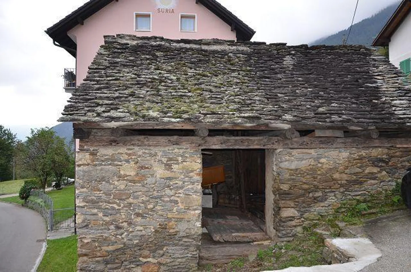 «Grande casa con giardino, stalla e rustico da ristrutturare in una posizione molto soleggiata, tranquilla con bellissima vista» - Foto 24 di 43