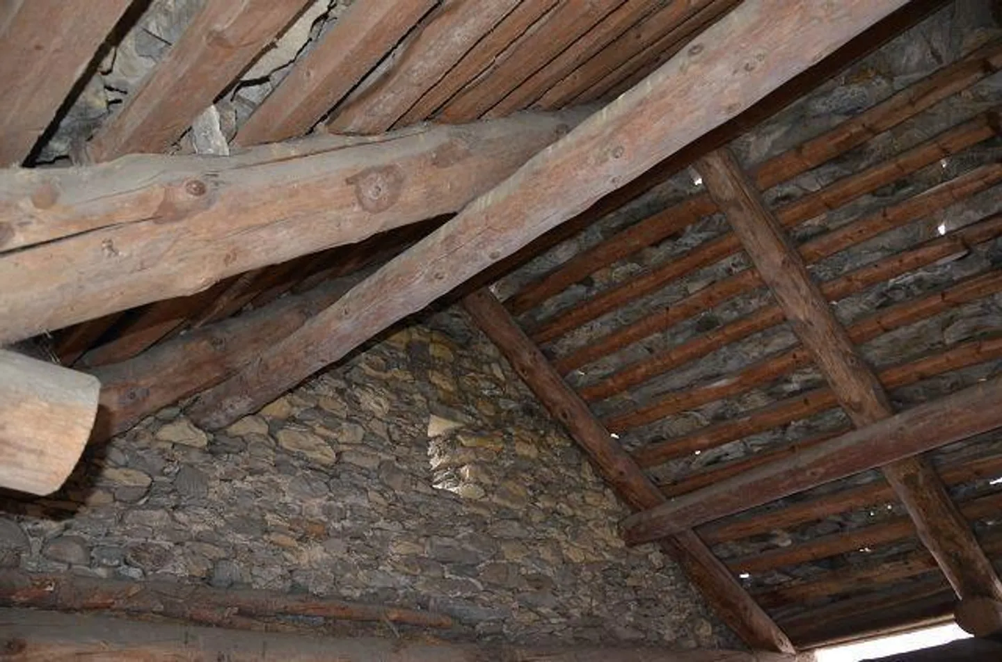 «Grande casa con giardino, stalla e rustico da ristrutturare in una posizione molto soleggiata, tranquilla con bellissima vista» - Foto 27 di 43