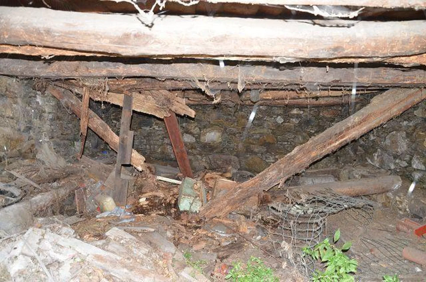 «Grande casa con giardino, stalla e rustico da ristrutturare in una posizione molto soleggiata, tranquilla con bellissima vista» - Foto 29 di 43