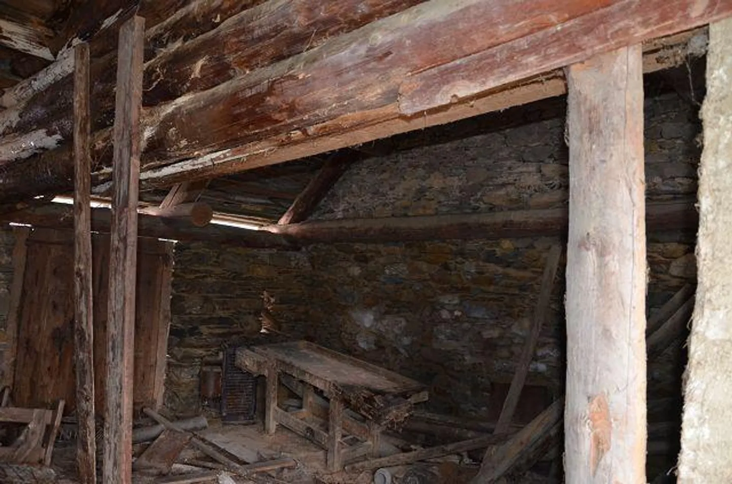 «Grande casa con giardino, stalla e rustico da ristrutturare in una posizione molto soleggiata, tranquilla con bellissima vista» - Foto 30 di 43