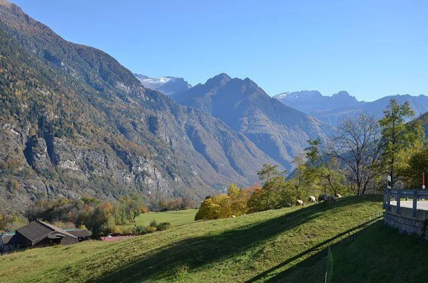 «Grande casa con giardino, stalla e rustico da ristrutturare in una posizione molto soleggiata, tranquilla con bellissima vista» - Foto 33 di 43