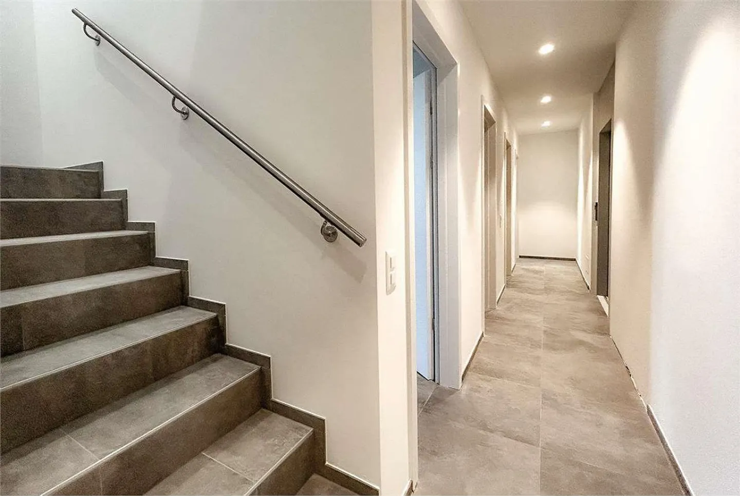 MODERNA VILLA IMMERSA NEL VERDE CON VISTA  APERTA - Foto 8 di 13