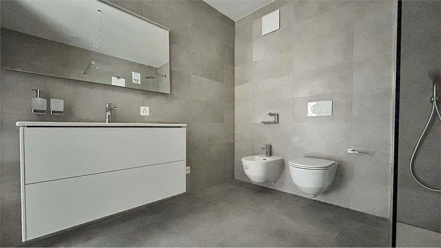 MODERNA VILLA IMMERSA NEL VERDE CON VISTA  APERTA - Foto 10 di 13