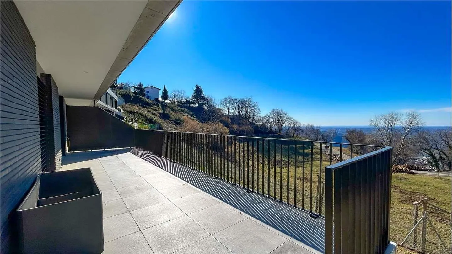 MODERNA VILLA IMMERSA NEL VERDE CON VISTA  APERTA - Foto 11 di 13
