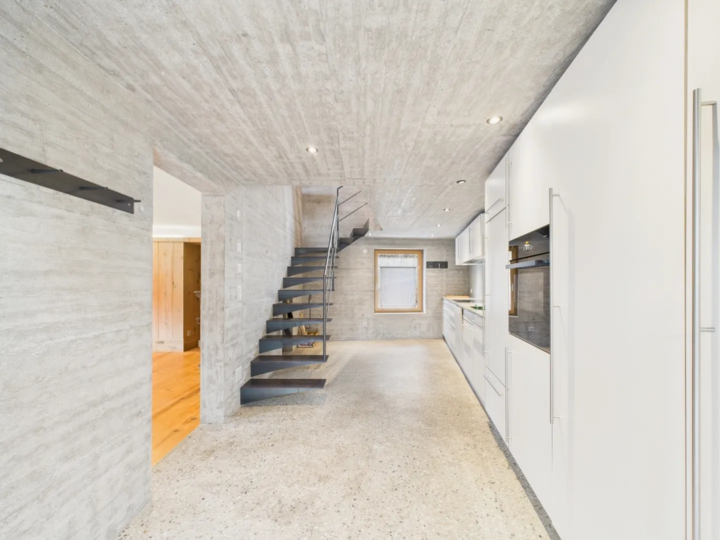 «Charmantes 4.5-Zimmer Einfamilienhaus mit Balkon in Tumegl/Tomils» - Foto 5 von 13