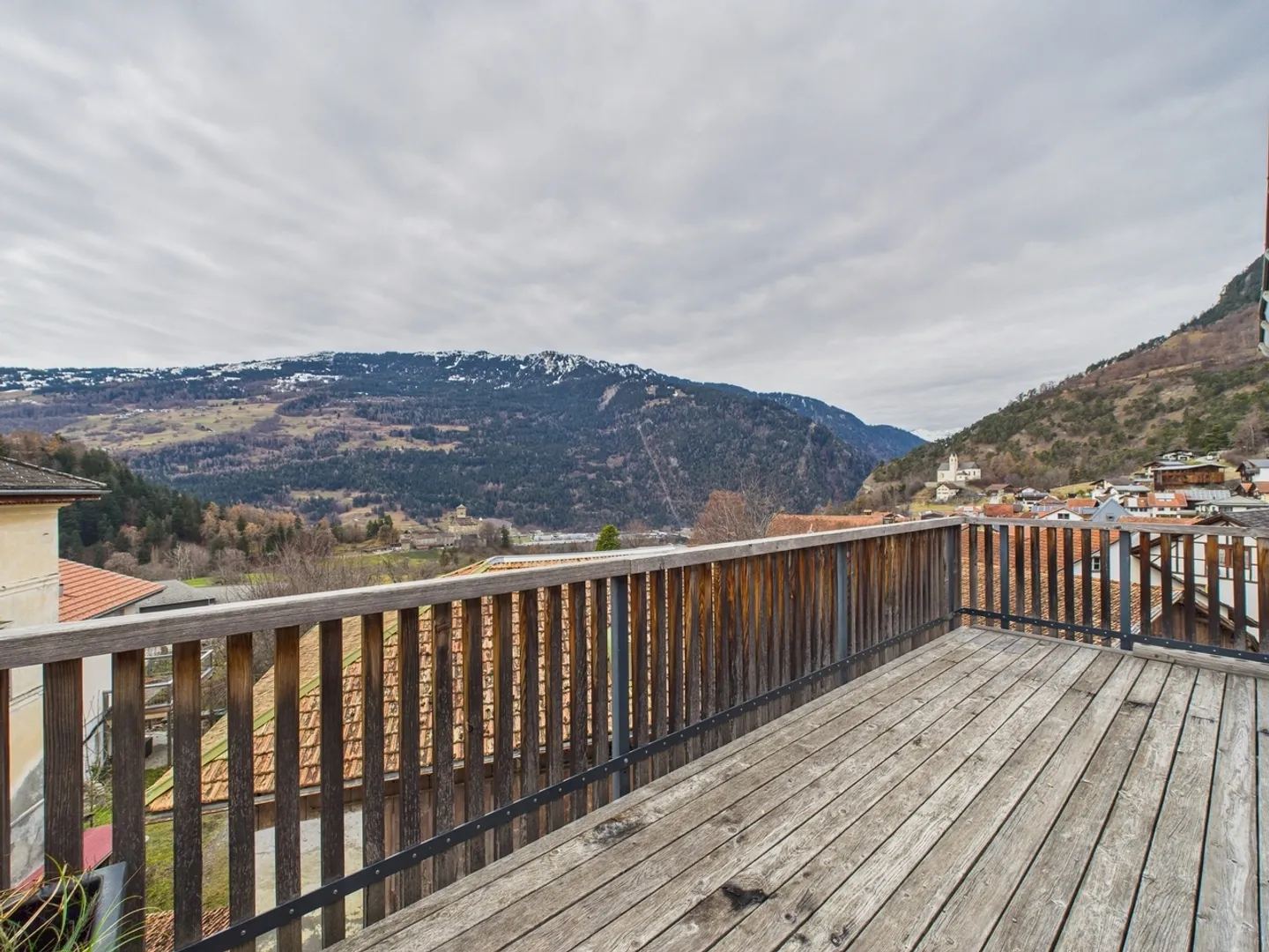 «Charmantes 4.5-Zimmer Einfamilienhaus mit Balkon in Tumegl/Tomils» - Foto 1 von 13