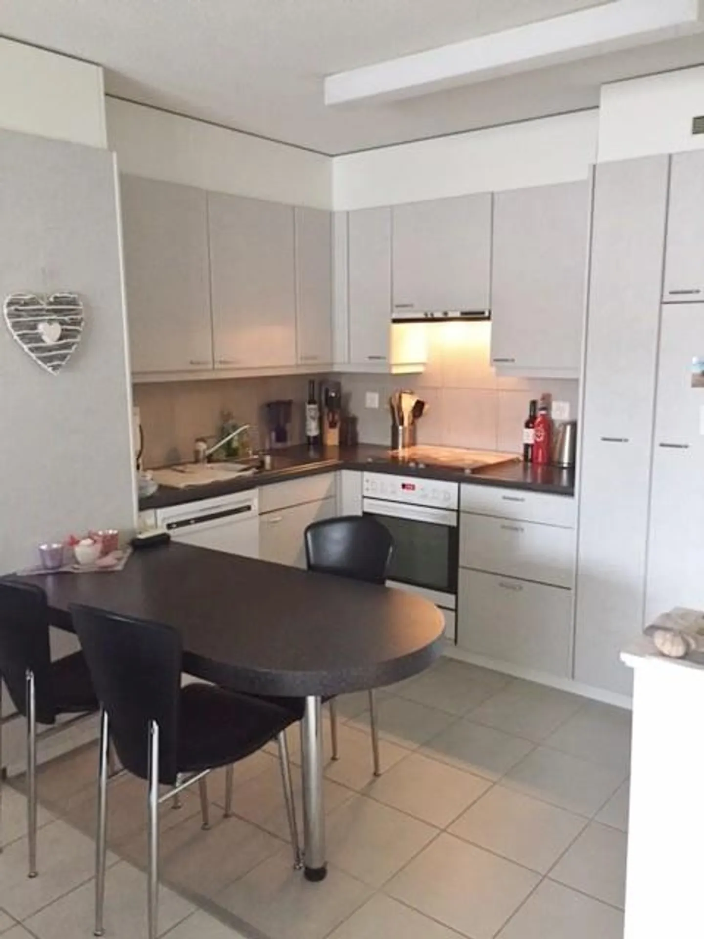 Bright & Friendly 2.5 Room Apartment in Central Location - Photo 3 of 8