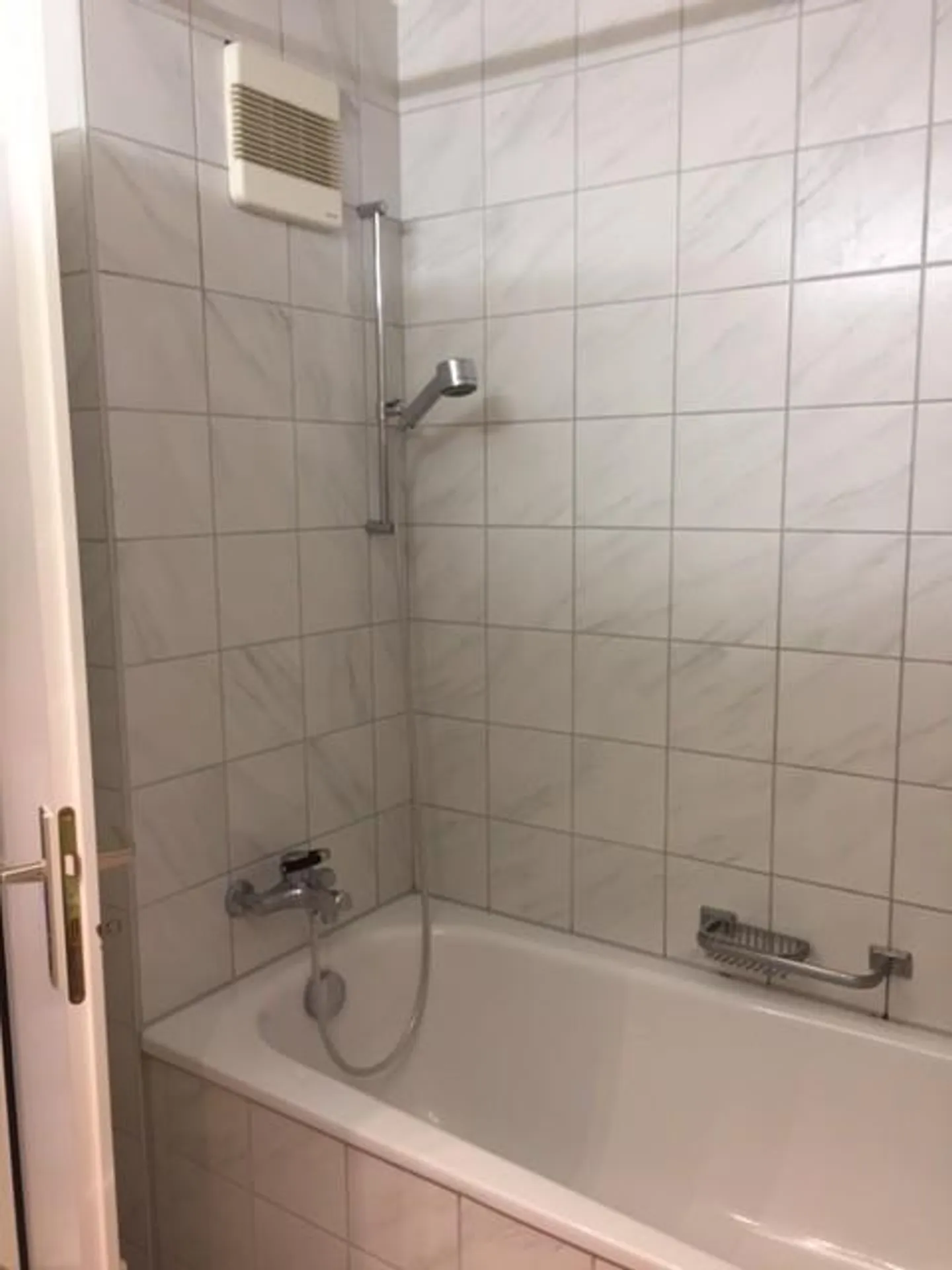 Bright & Friendly 2.5 Room Apartment in Central Location - Photo 6 of 8