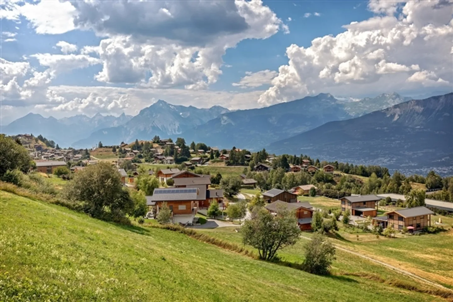 «Umweltfreundliches und avantgardistisches Chalet mit LUCIDO-Fassaden!» - Foto 3 von 12