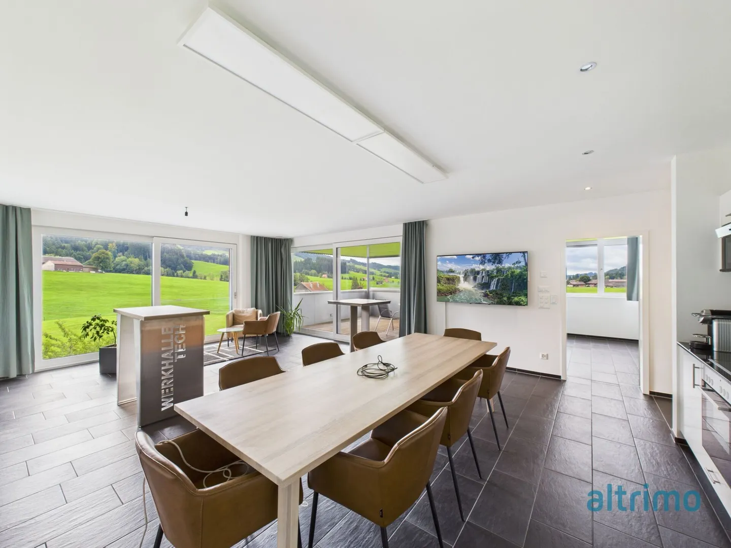 Bright 4.5-room apartment with thoughtful room layout in the green - Photo 2 of 9