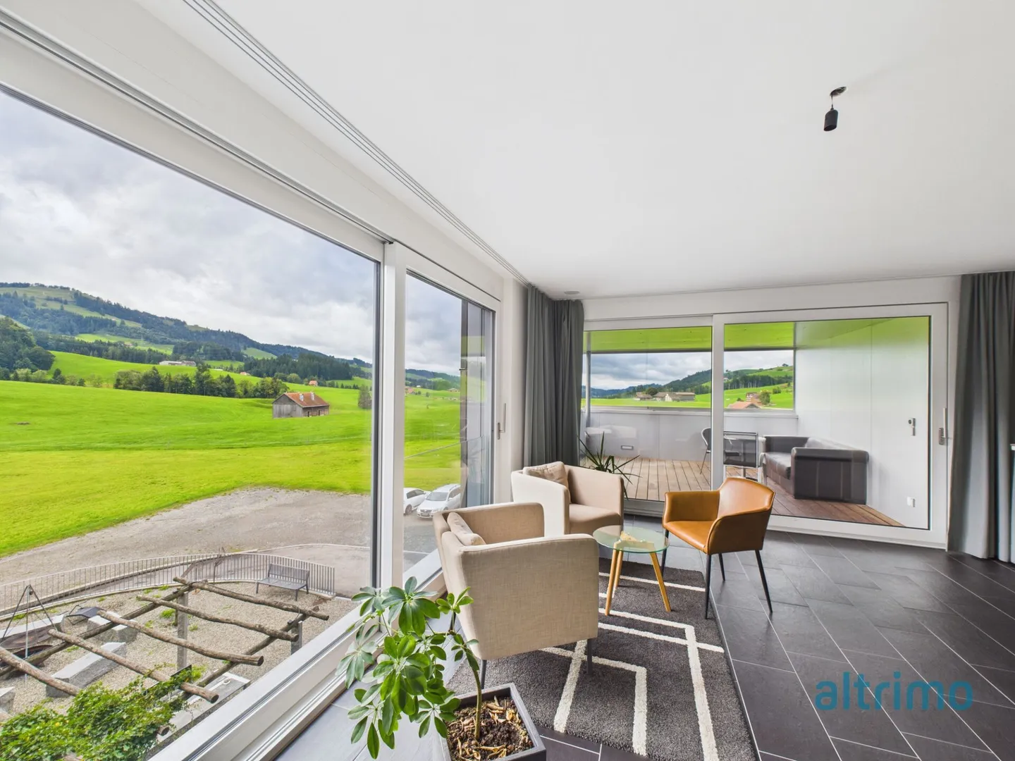 Bright 4.5-room apartment with thoughtful room layout in the green - Photo 3 of 9