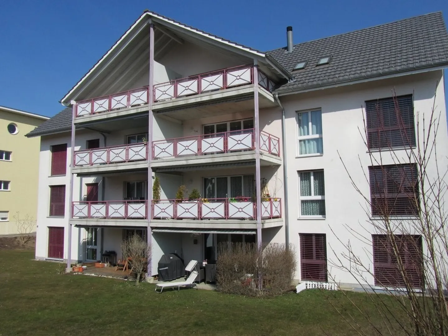 Vivere in una posizione soleggiata con una vista idilliaca sul lago - Foto 1 di 10